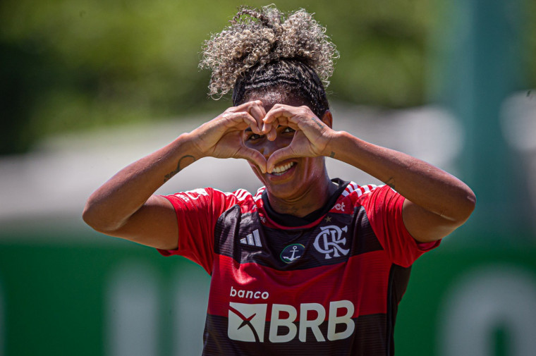 ARTILHEIRA DO FLAMENGO ANUNCIA PAUSA NA CARREIRA PARA SER MÃE